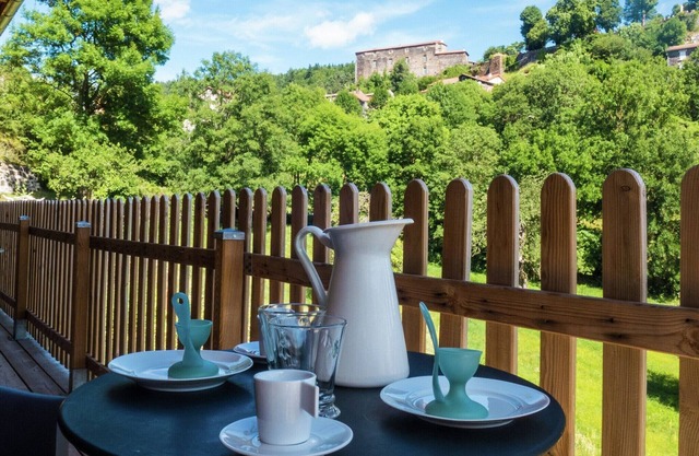 Casa en Saint-Privat con jardín