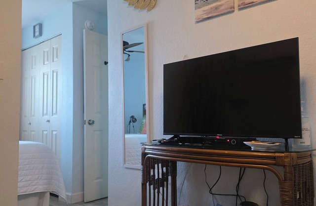 Cozy-Coastal-Private Condo + NASA, Cruise Ships & Cocoa , 3min->Beach, 2Flr, 1BR