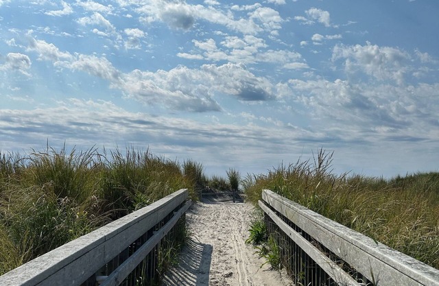 Cozy Coastal Retreat-Walk to the Beach, Pier, and more!