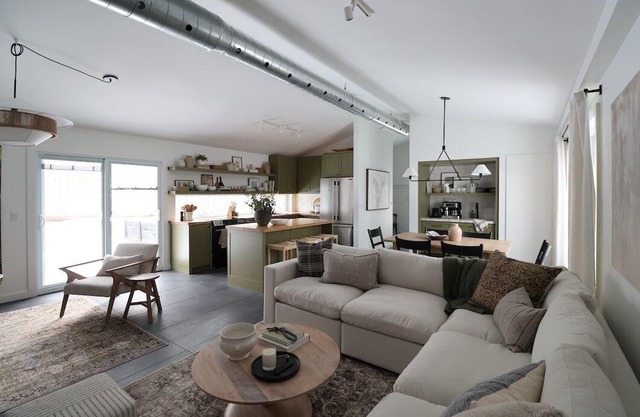 Cozy Collingwood home w/ hot tub, wood sauna, close to downtown and skiing!