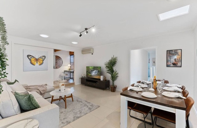 Cozy Comfort: 4BR near Malls and Transport!