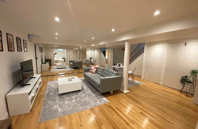 Cozy Comfort Private Basement 5 Minutes to Yonge and Clark Intersection