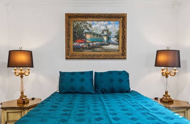 Cozy Comfortable Classic Oaklawn Apartment