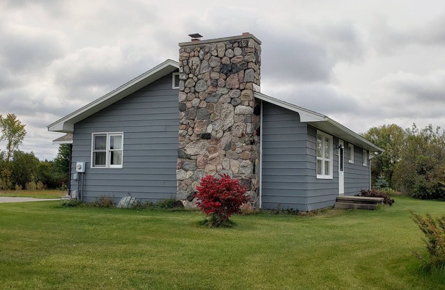 COZY COMFORTABLE HOME - GREAT LOCATION TO ENJOY TRAVERSE CITY AREA