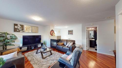 Cozy comfy and relaxing home at Cougaridge SW Calgary