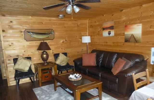 COZY COMMANDA LAKE COTTAGES