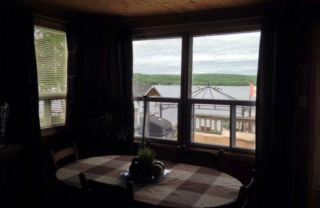COZY COMMANDA LAKE LAKESIDE INN