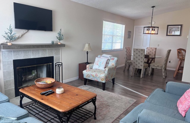 Cozy Condo close to IMG, SCF and beaches