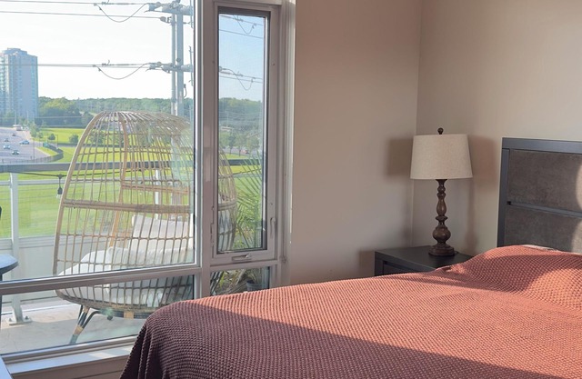 Cozy Condo in Mississauga (Erin Mills)