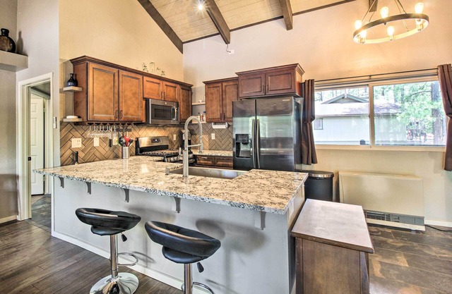 Cozy Condo Near Golfing & Hiking in Pinetop!