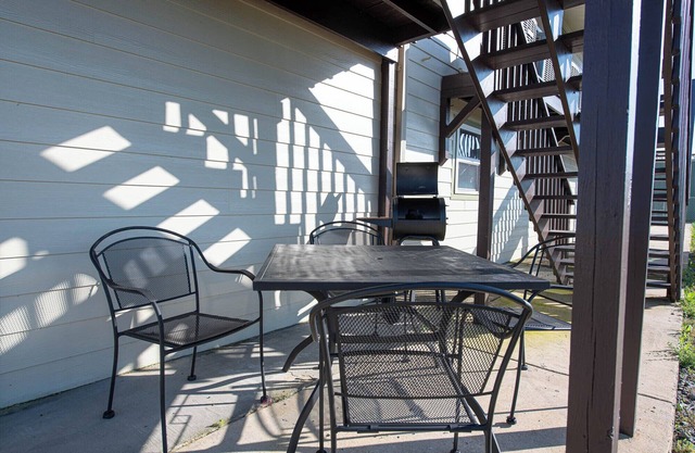 Right by WATER—Fisherman’s Paradise—Cozy Condo by Boat Launch—1 hr to Lafayette!