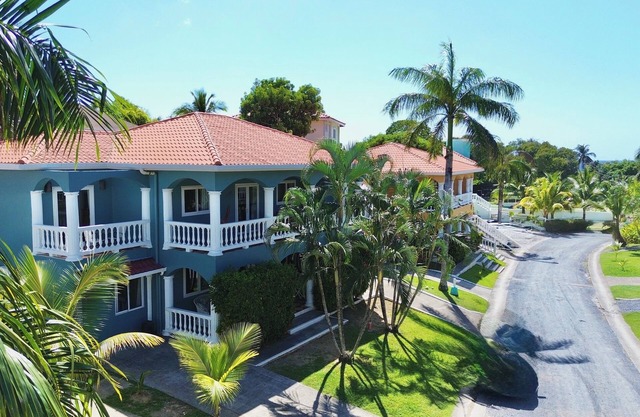 Cozy Condo @ Sunset Villas, West End