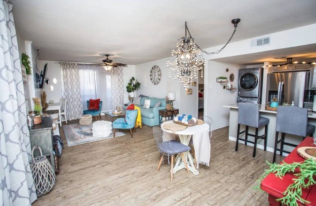 Cozy Condo W/ Pool Walk to Park & View