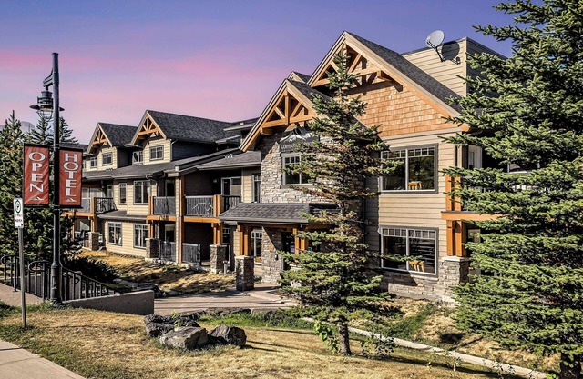 Cozy condo with mountain views, river walks. Hot tub & Gym. 10 min to Canmore!!!