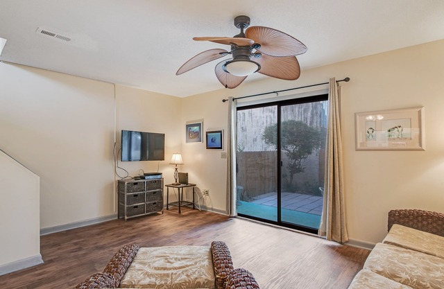 Acogedor condominio con patio privado, cerca de la playa y comedor!