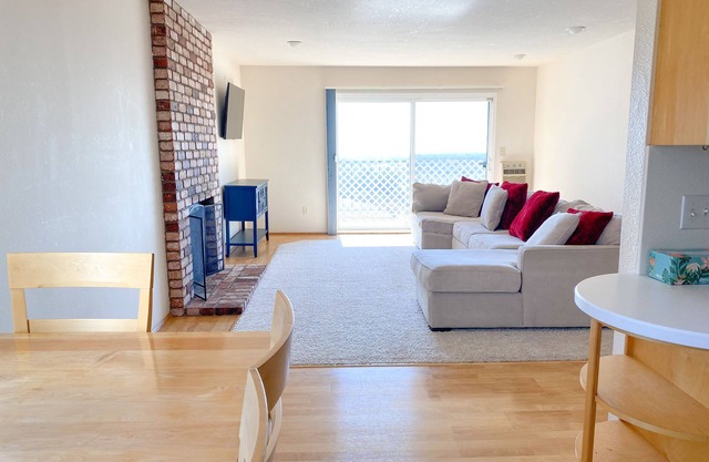 Cozy Condo With Bay Views
