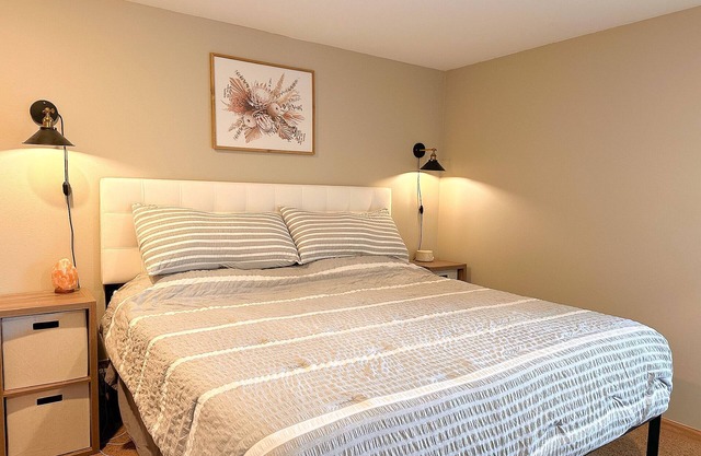 Cozy condo with gorgeous views at Schweitzer Mtn Resort! 5-min walk to ski runs.