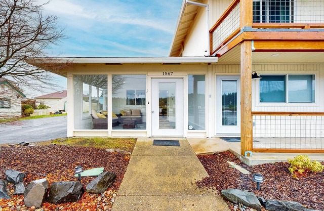 Cozy condo with sun room, washer & dryer, close to the river