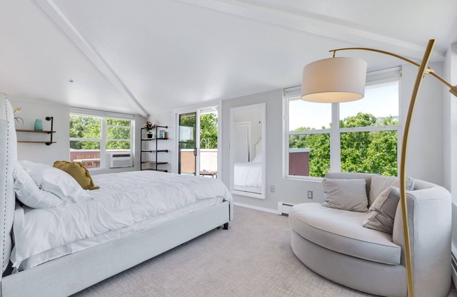 Cozy condo with sunny rooftop Patio -Perfect outdoor Oasis in Heart of Boulder