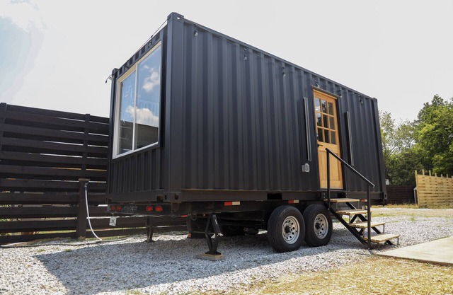 Cozy Container Home Retreat: A Stylish Haven for Urban Explorers
