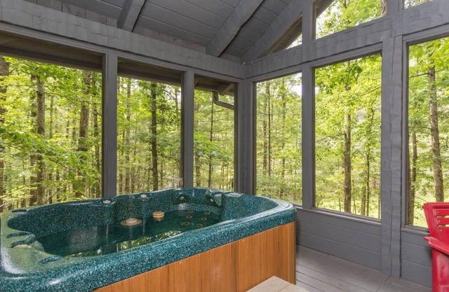 Cozy/Convenient 2 PF Parkway/Screened In Porch
