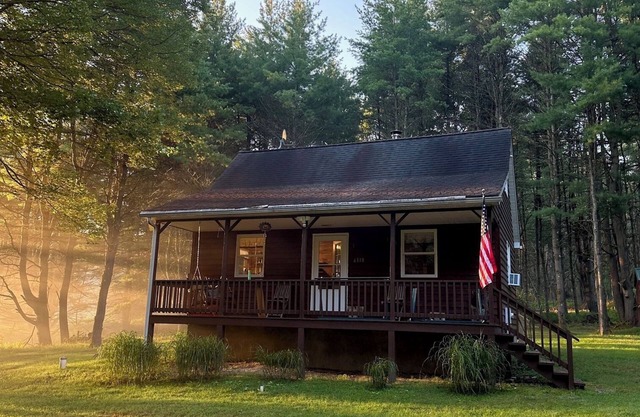 Cozy Cook Forest cabin near trails—perfect for family getaways & nature escapes.