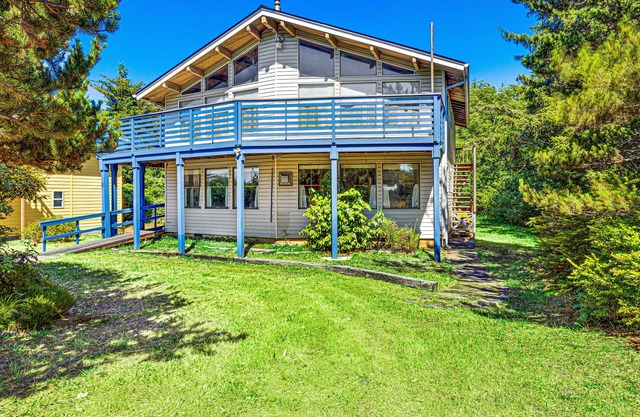 Cozy Copalis Beach Cottage Escape