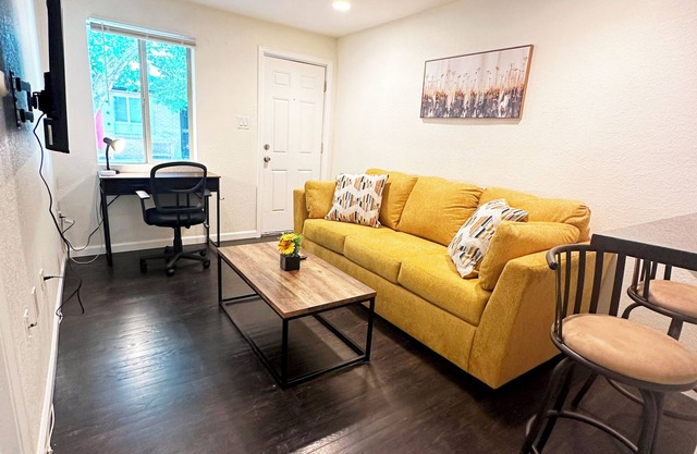 Cozy Corner 1-bedroom w/ WiFi, AC, Heat in Lakewood - 10mins to Downtown Denver