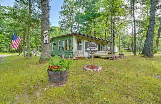'Cozy Corner Cottage' Near East Twin Lake!