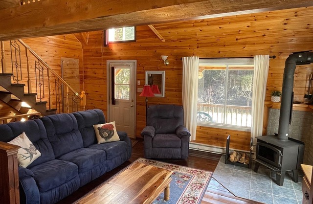 Cozy Cottage by the Rivière du Loup. 100' of private access.