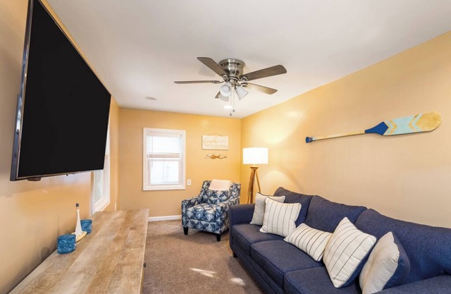 Cozy Cottage: 3 blks to beach| Fenced Yard w Grill