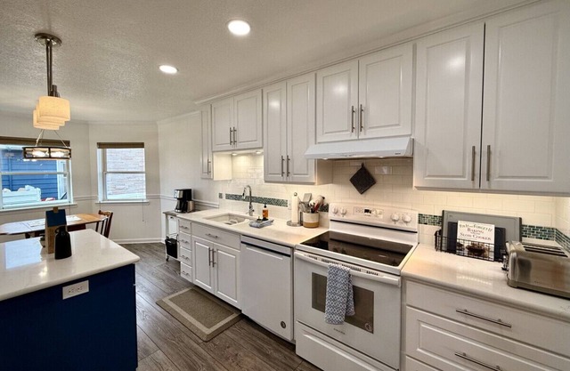Cozy Cottage! 3 Brdm, Anthony Lakes 10% off!