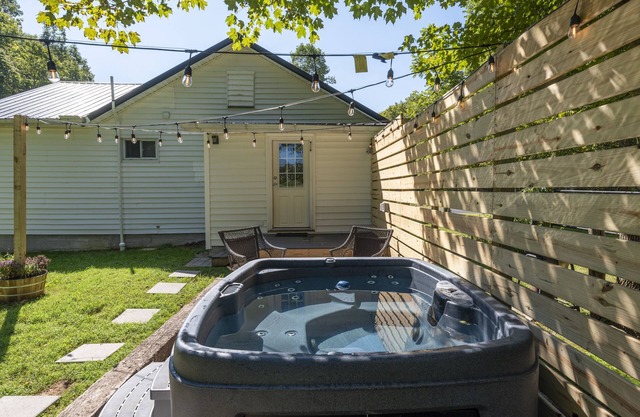 Cozy Cottage 5 minutes from Rock House!