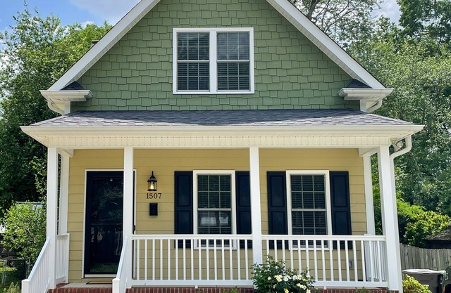 Cozy Cottage Close to Everything!!