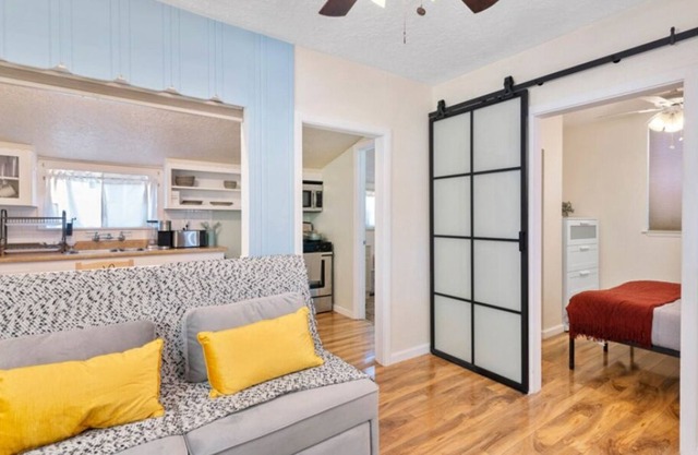 Cozy Cottage close to it ALL