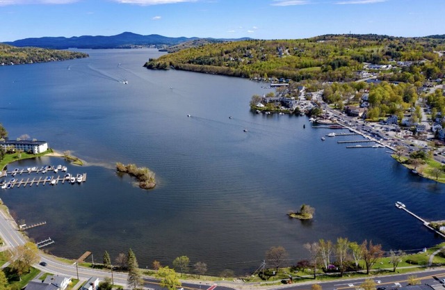 2 BDRM 1 baño Cottage w / sala de estar y una pequeña cocina. Cerca de todo Meredith