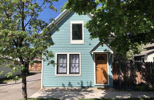 Cozy Cottage Downtown