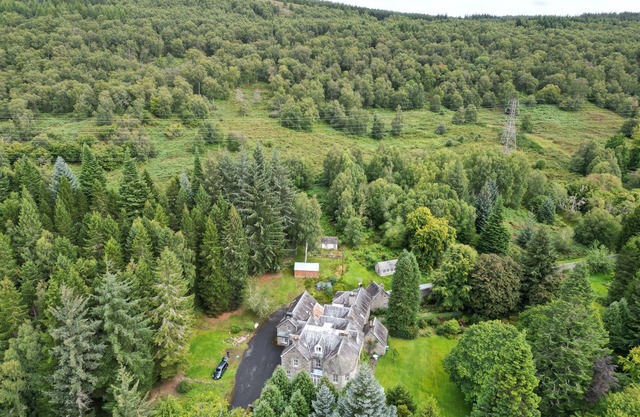 Cozy cottage from 1840 on the beautiful Loch Rannoch in Scotland