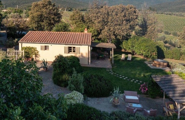 COZY COTTAGE IN A DREAM LOCATION WITH POOL HEATED WHIRPOOL