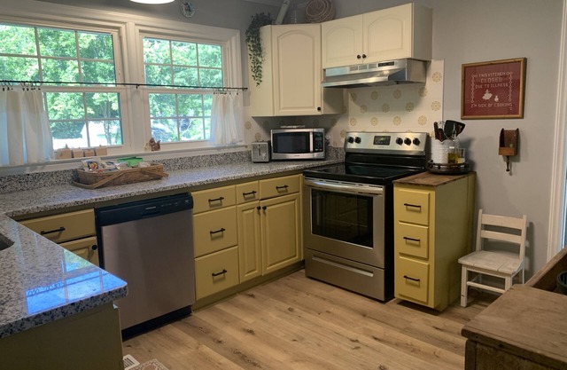 Cozy Cottage in Beautiful Irving Park