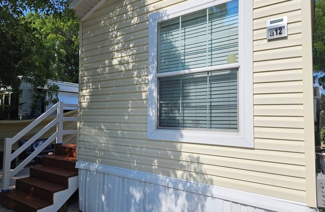 Tiny House, 30 min from Key West, free parking and pool
