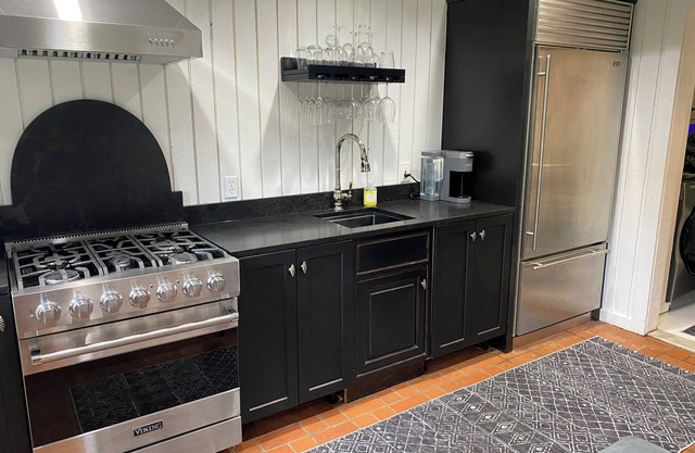 Cozy cottage in charming Pound Ridge with WiFi, AC