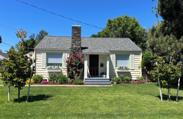 Cozy Cottage in Downtown Redmond