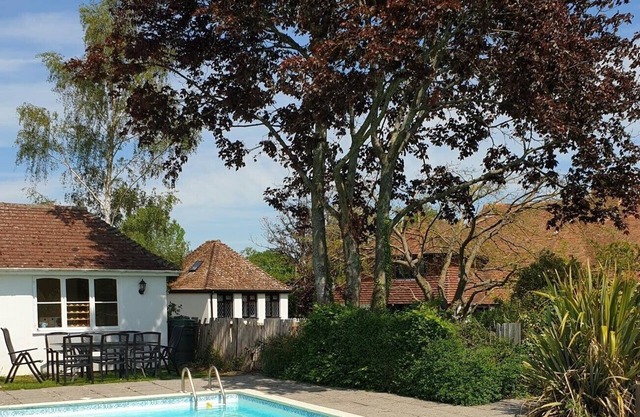Cozy cottage in the quiet Kent countryside. Dog friendly. Swimming Pool.