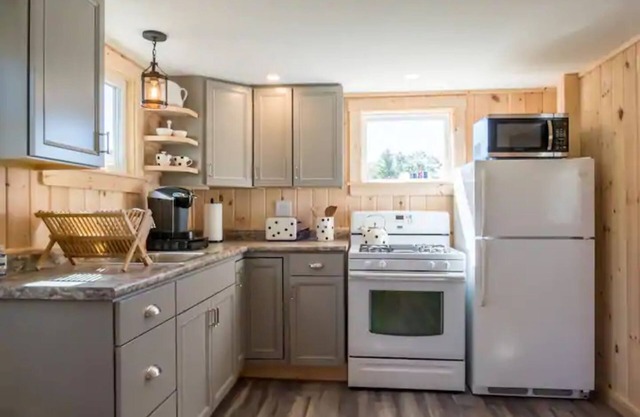 Cozy Cottage in the heart of Freeport - 5 minute walk to outlets