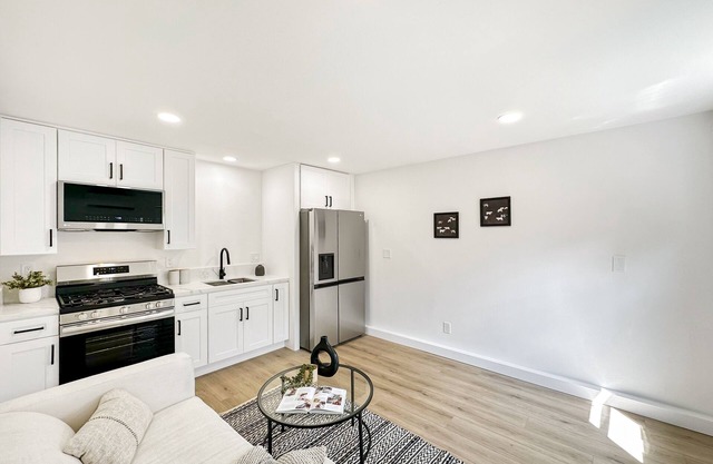 Cozy cottage in enchanting Imperial Beach with WiFi, AC on a super quiet street.