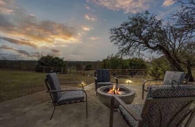 Cozy Cottage just 15 Mins North of Downtown Weatherford!