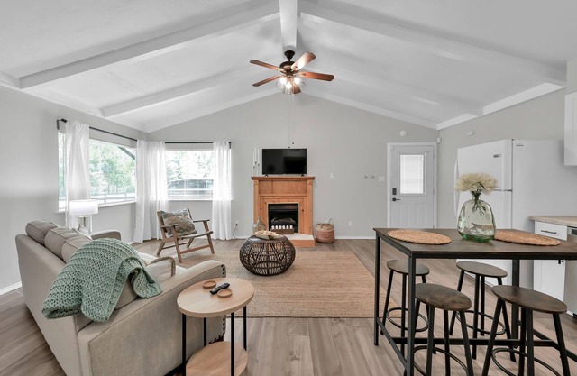Cozy Cottage Minutes to Lake Conroe w/HUGE Backyard!
