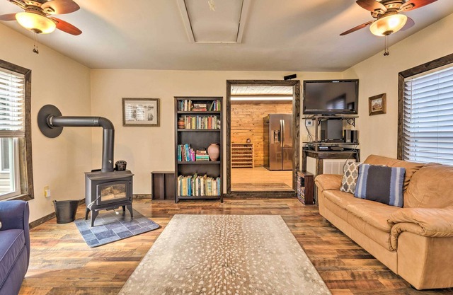 Cozy Cottage Near Broyhill Walking Park!