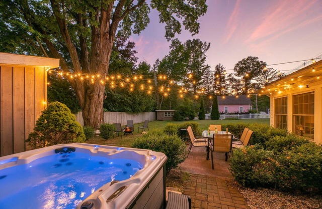 Cozy Cottage near Lake & Skiing, Hot Tub, fireplace & Fire-pit, Pets Allowed